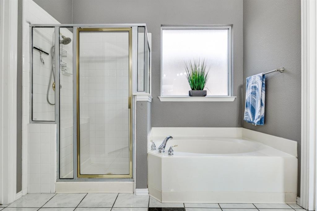 527 Cameron Lane Allen, TX 75002 - Photo 18 of 23 Primary separate shower and tub