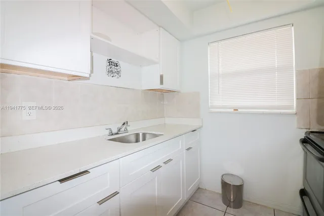 $1,650 | 712 Northeast 8th Street, Unit 202, Hallandale Beach, FL 33009