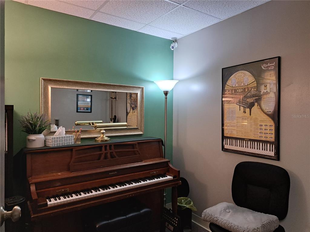 1600 Achieva Way Dunedin, FL 34698 - Photo 22 of 98 a room with furniture and a mirror