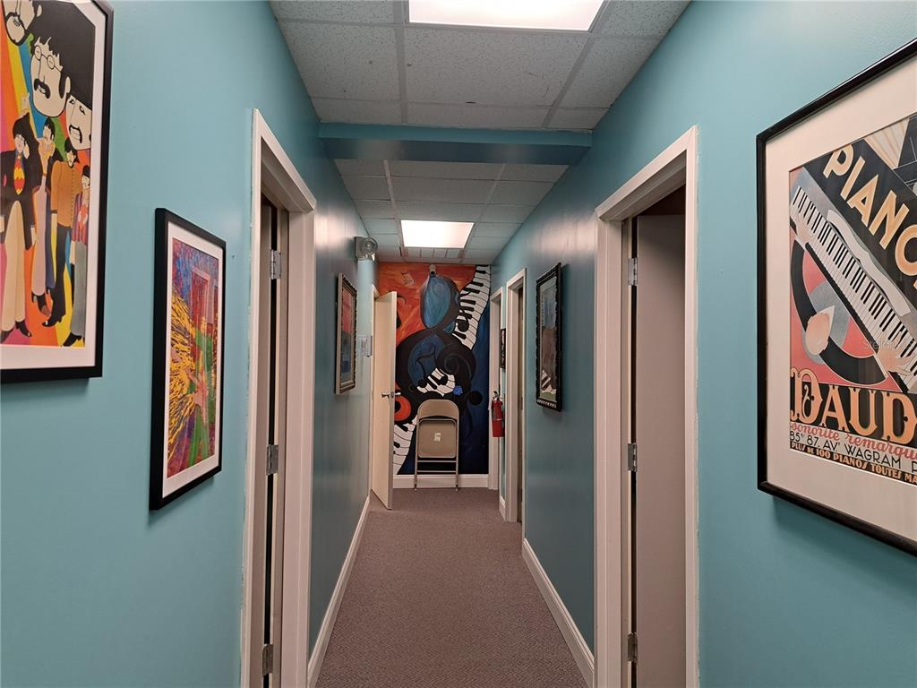 1600 Achieva Way Dunedin, FL 34698 - Photo 28 of 98 a view of a hallway with closet and a bathroom