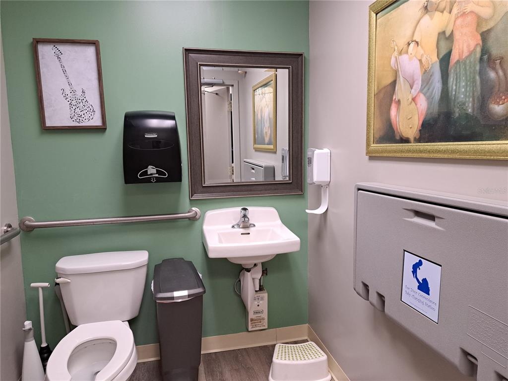 1600 Achieva Way Dunedin, FL 34698 - Photo 33 of 98 a bathroom with a toilet a sink and mirror