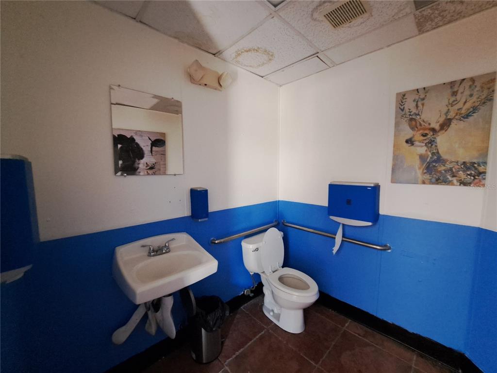 1600 Achieva Way Dunedin, FL 34698 - Photo 81 of 98 a bathroom with a toilet a sink and mirror