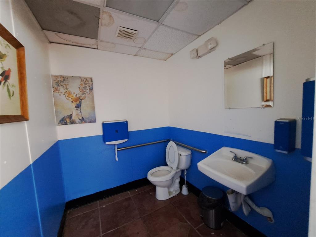 1600 Achieva Way Dunedin, FL 34698 - Photo 82 of 98 a bathroom with a toilet a sink and mirror