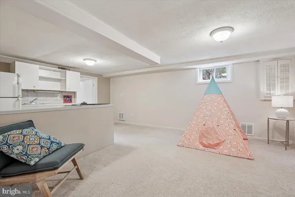 a view of livingroom with furniture