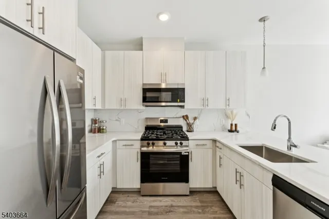 $2,365 | 140 West Webster Avenue, Unit 102, Roselle Park, NJ 07204