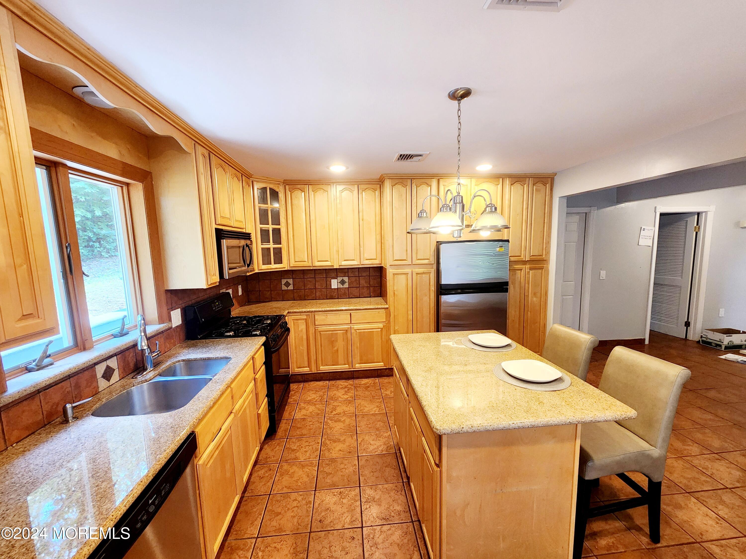 9 Francis Mills Road Freehold, NJ 07728 - Photo 8 of 39 1000011250