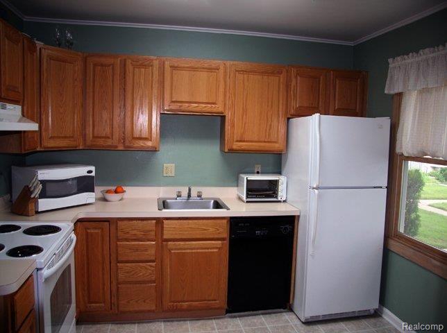 1143 Marquette Court, Unit 44 Rochester, MI 48307 - Photo 2 of 4 Kitchen