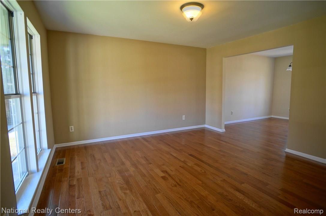 1275 West Fairview Lane Rochester, MI 48306 - Photo 2 of 30 DSC09864 (1).JPG