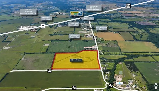 an aerial view of a tennis ground