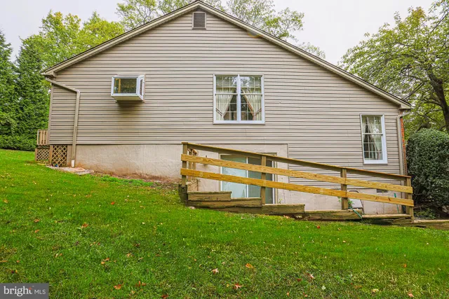 a view of a house with a backyard