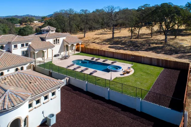 a view of a house with a small yard and plants