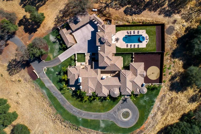 a view of a backyard with a table and chairs