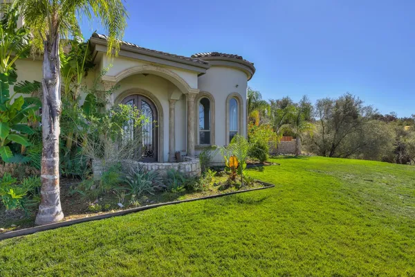 a view of a house with a yard