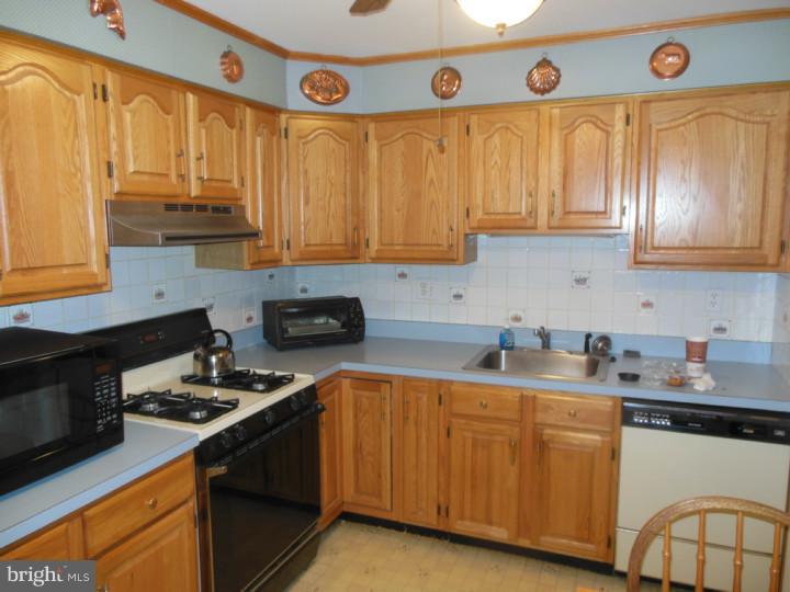 127 Greendale Road Philadelphia, PA 19154 - Photo 3 of 11 Kitchen