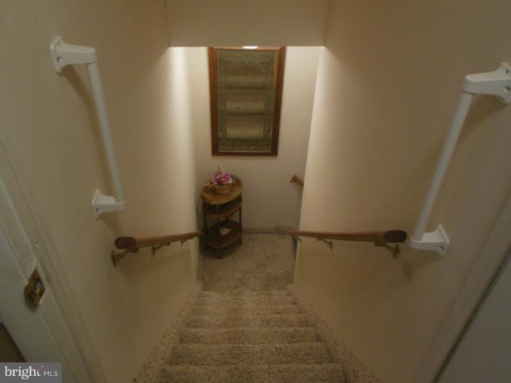 127 Greendale Road Philadelphia, PA 19154 - Photo 9 of 11 Hallway