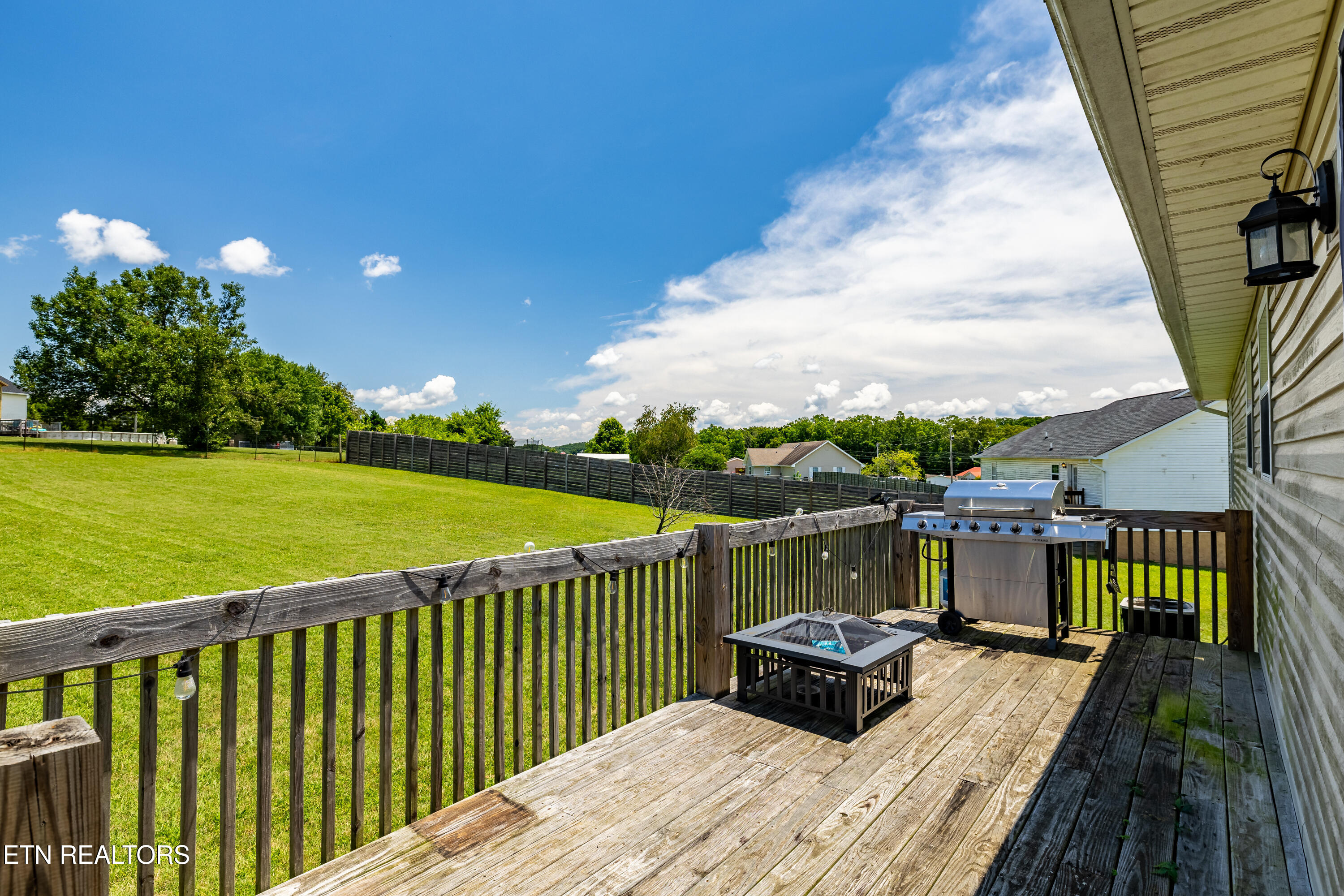 157 Ridgefield Drive Dandridge, TN 37725 - Photo 7 of 54 157RidgefieldDr-15