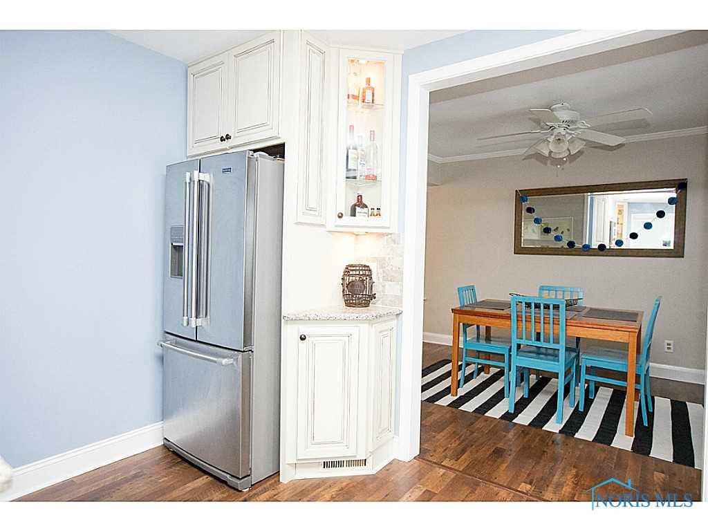 422 River Road Maumee, OH 43537 - Photo 5 of 20 Kitchen.