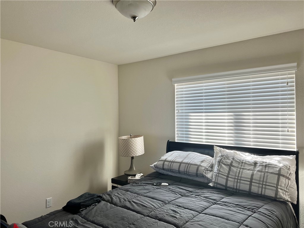 2185 Drake Avenue Merced, CA 95348 - Photo 26 of 34 a bedroom with bed and a window