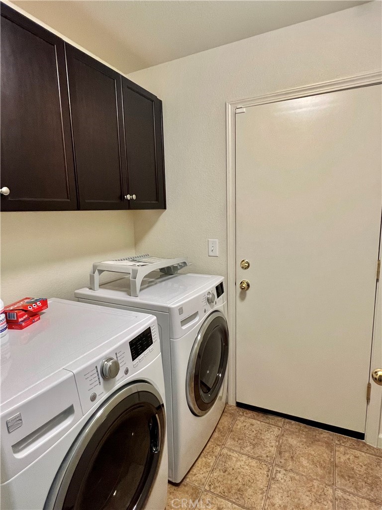 2185 Drake Avenue Merced, CA 95348 - Photo 27 of 34 a utility room with dryer and washer