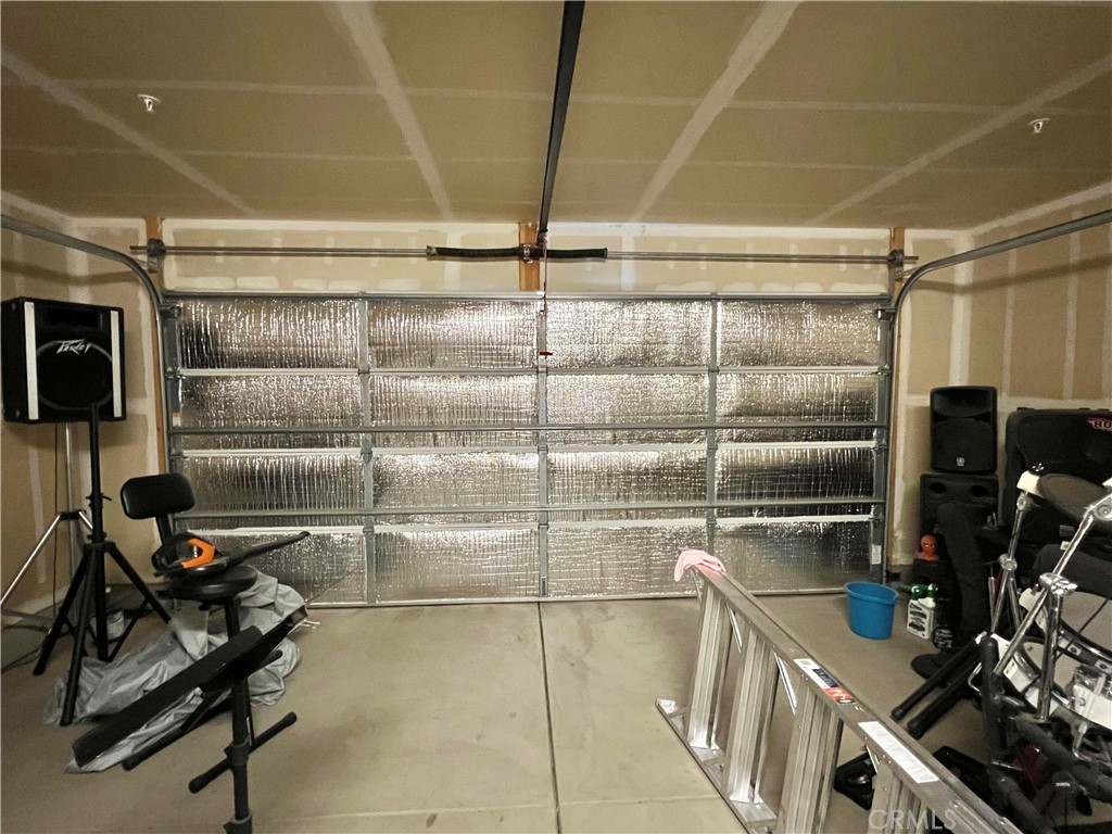 2185 Drake Avenue Merced, CA 95348 - Photo 28 of 34 a room with gym equipment