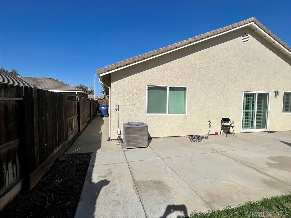 2185 Drake Avenue Merced, CA 95348 - Photo 29 of 34 a patio with table and chairs