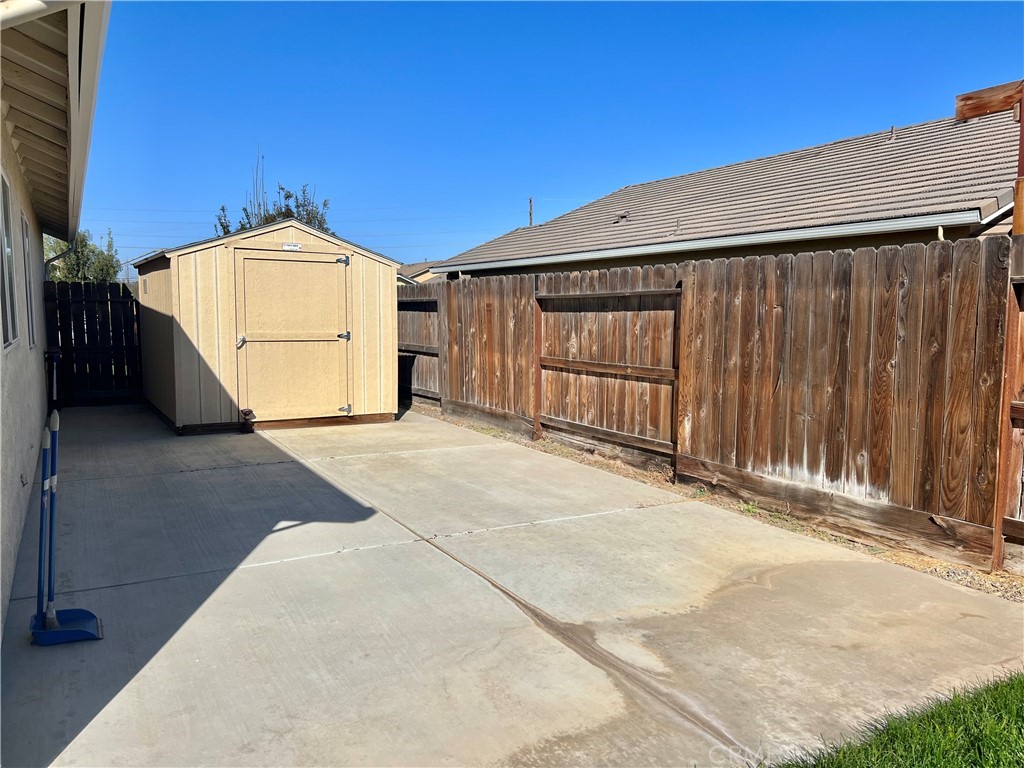 2185 Drake Avenue Merced, CA 95348 - Photo 34 of 34 a view of a garage