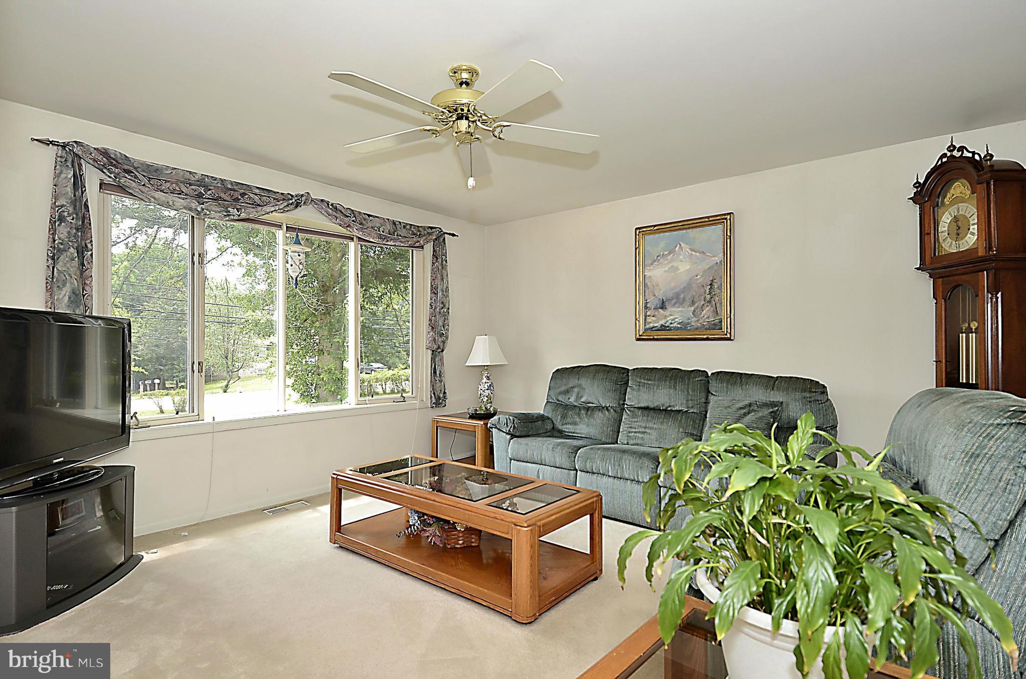 9403 Dangerfield Road Clinton, MD 20735 - Photo 8 of 30 Living Room