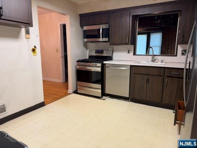 1008 Windsor Road Teaneck, NJ 07666 - Photo 3 of 21