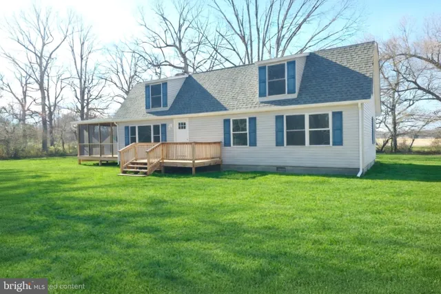 a view of a house with yard and front view of a house