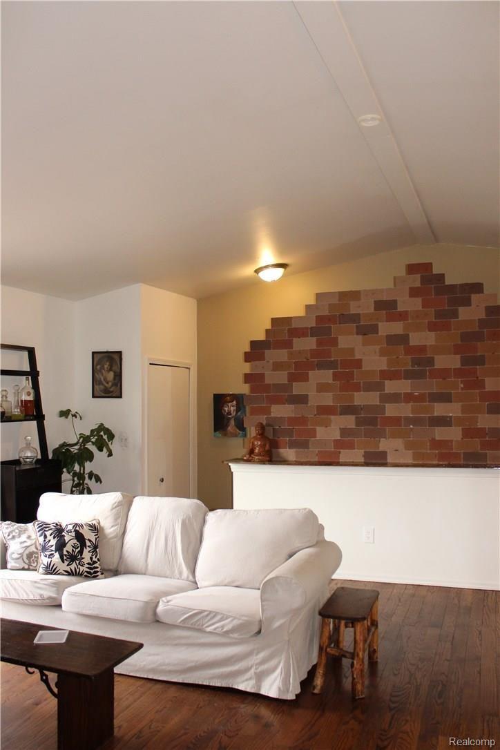 351 Crooks Rd_04.JPG