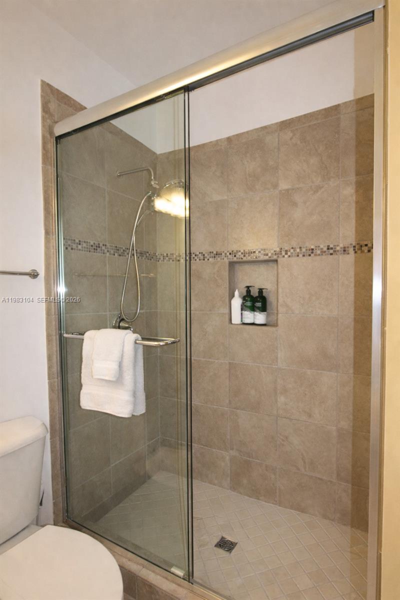 16969 Pavilion Way Delray Beach, FL 33446 - Photo 19 of 38 Guest Bathroom