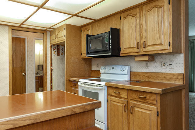 6141 New Hope Road Grants Pass, OR 97527 - Photo 15 of 49 stove.microwave