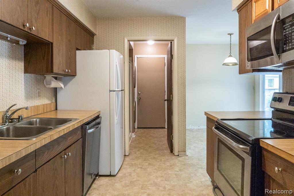23165 Farmington Road Farmington, MI 48336 - Photo 4 of 31 Gallery Image 4