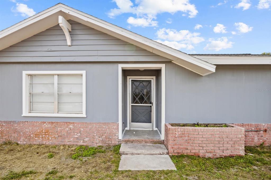 31300 Highway 441 Okeechobee, FL 34972 - Photo 3 of 33 a front view of a house with a yard