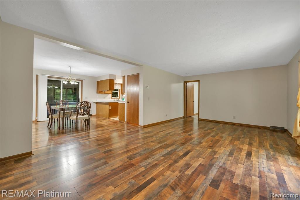 3319 Jewell Road Howell, MI 48843 - Photo 5 of 34