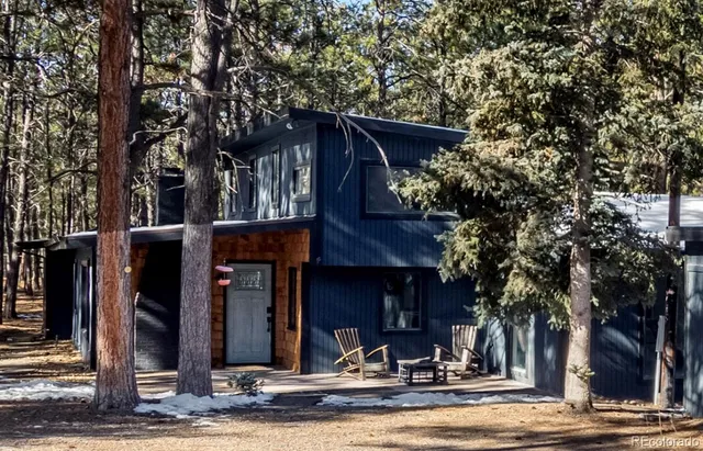 a view of a house with street