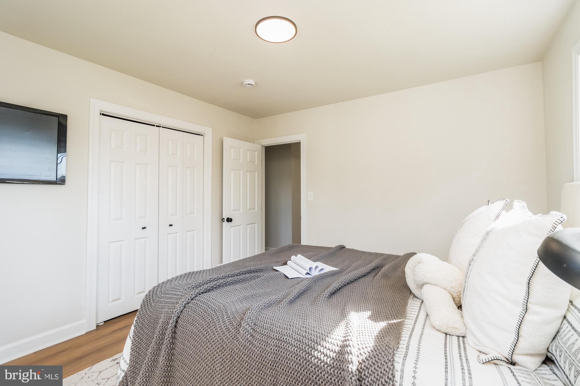 8016 Harris Avenue Parkville, MD 21234 - Photo 19 of 34 a bedroom with a bed and a lamp