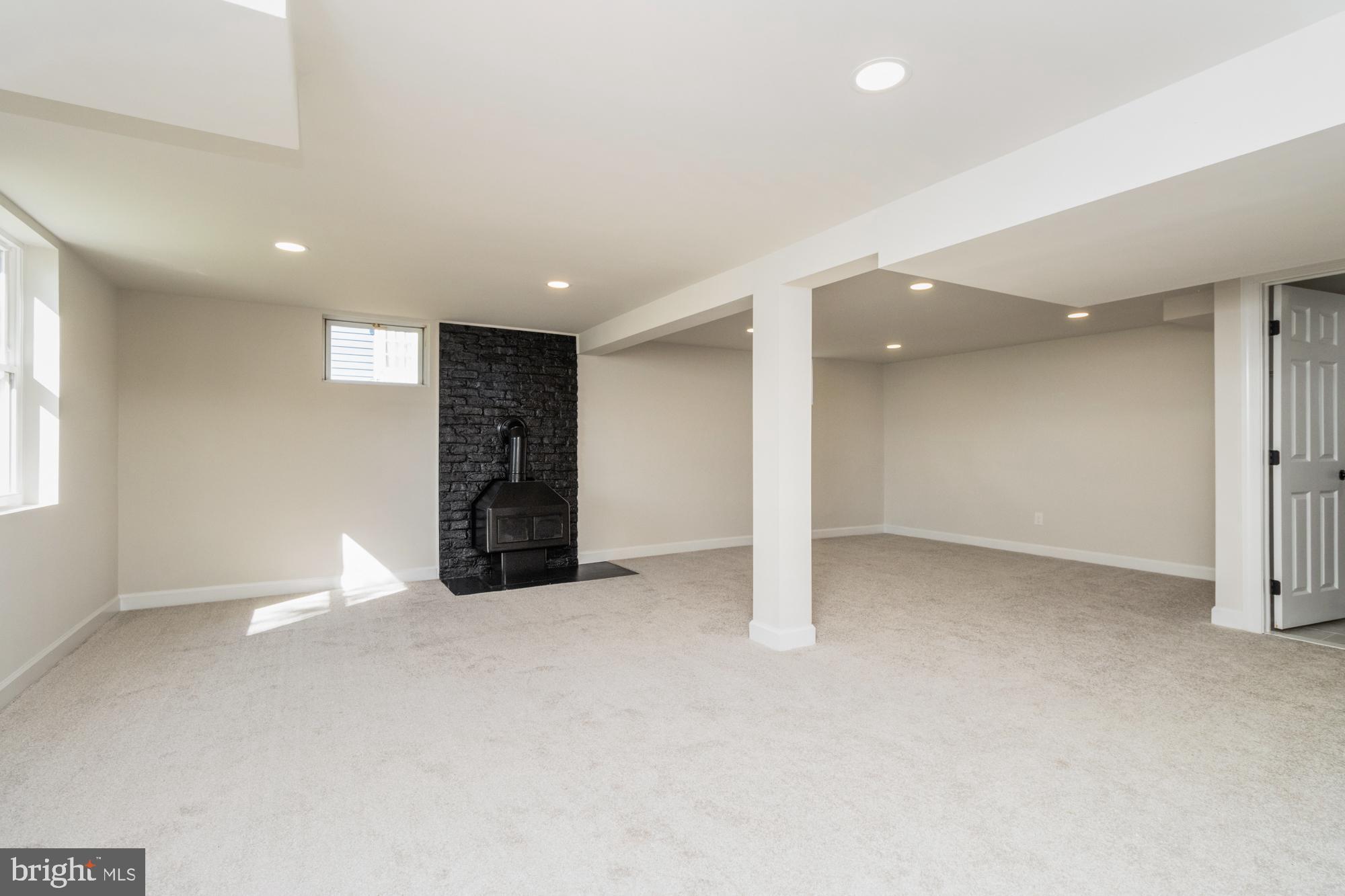 8016 Harris Avenue Parkville, MD 21234 - Photo 22 of 34 an empty room with closet and a window