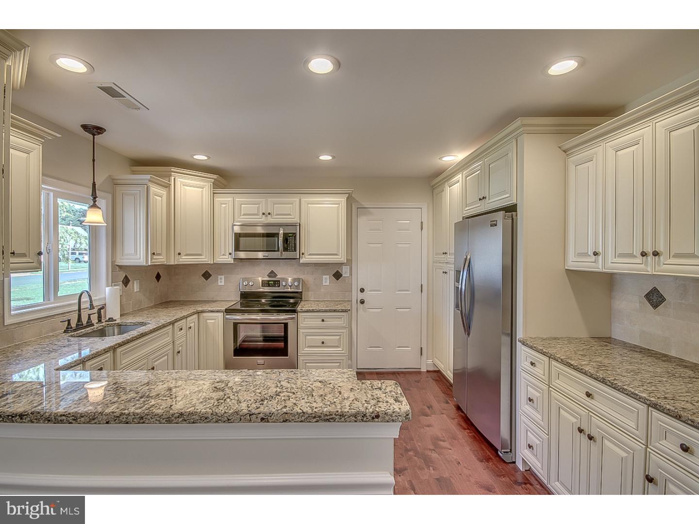 82 Hollow Road Levittown, PA 19056 - Photo 3 of 23 Gallery Image 3