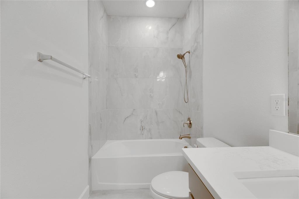 923 Signet Drive Apollo Beach, FL 33572 - Photo 41 of 84 a bathroom with a toilet a sink and bathtub