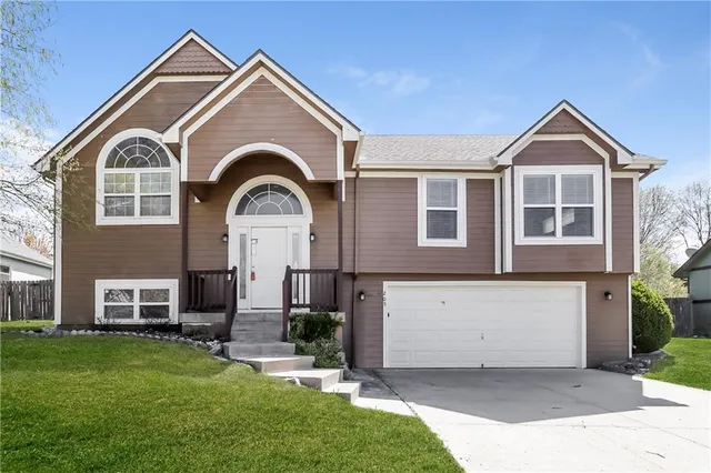 $2,200 | 205 North Walker Drive, Raymore, MO 64083