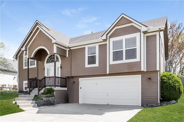 $2,200 | 205 North Walker Drive, Raymore, MO 64083