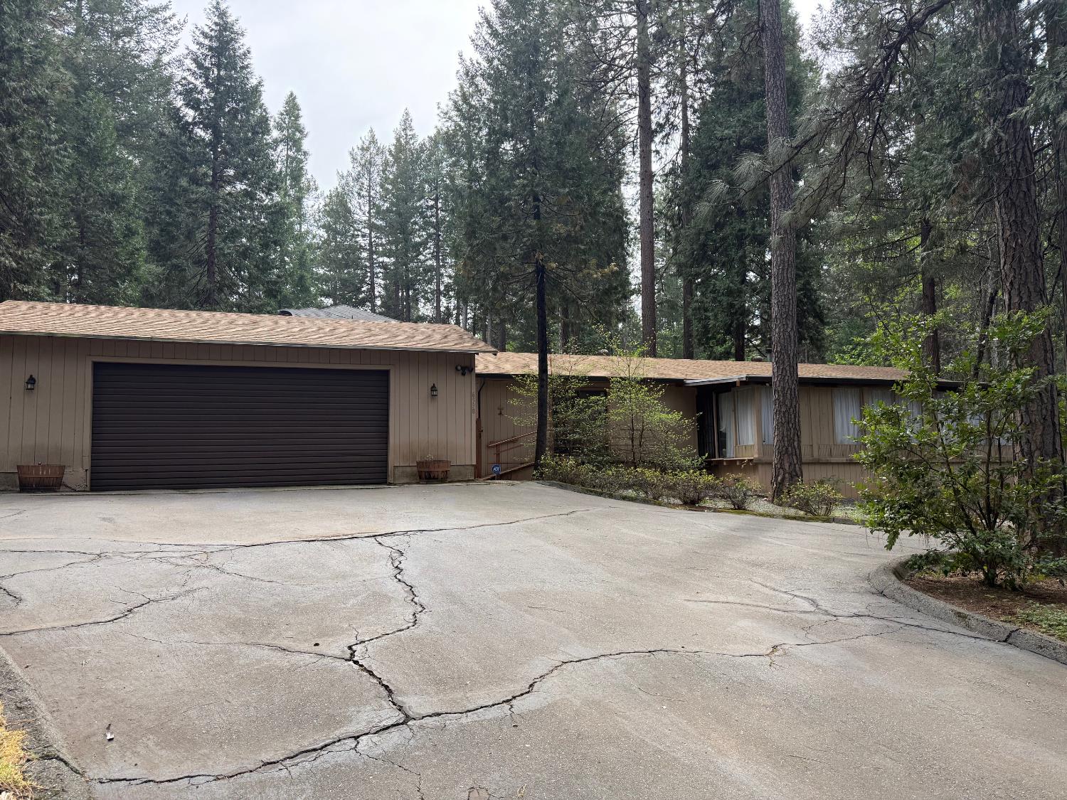 6538 Perry Road Magalia, CA 95954 - Photo 2 of 39 a front view of a house with a yard