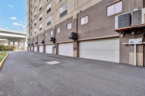 $498,500 | 606 West Riverside Drive, Jeffersonville, IN 47130