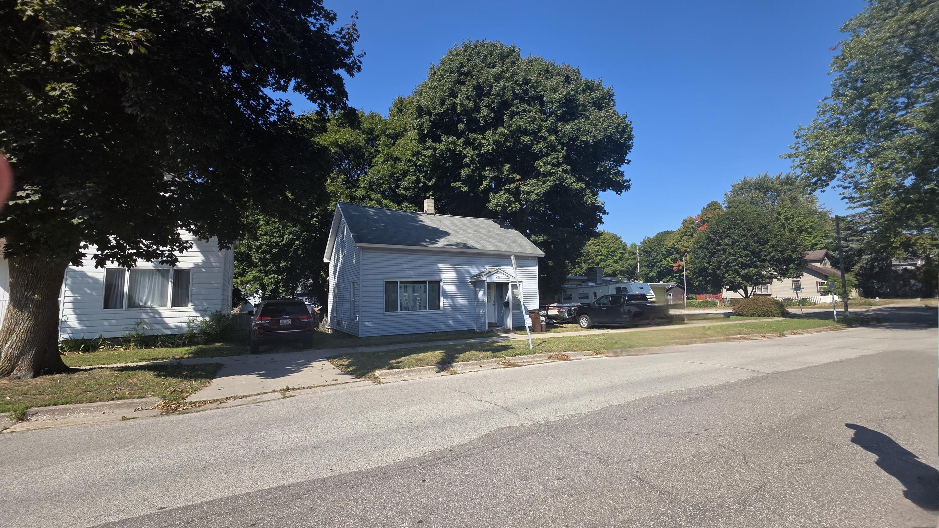 207 North Rath Avenue Ludington, MI 49431 - Photo 2 of 17 20250915_121148 (1)