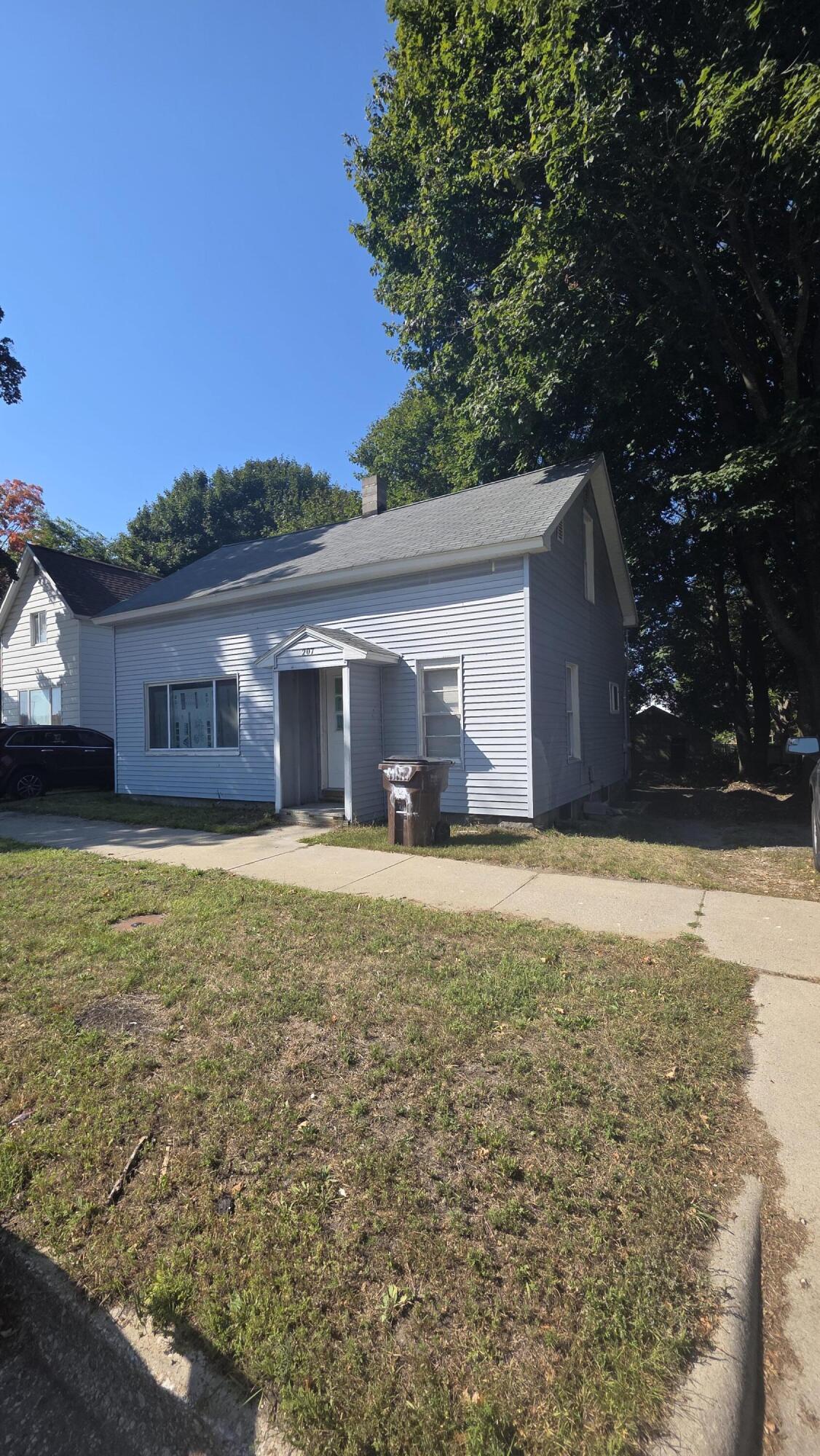 207 North Rath Avenue Ludington, MI 49431 - Photo 3 of 17 20250915_120905