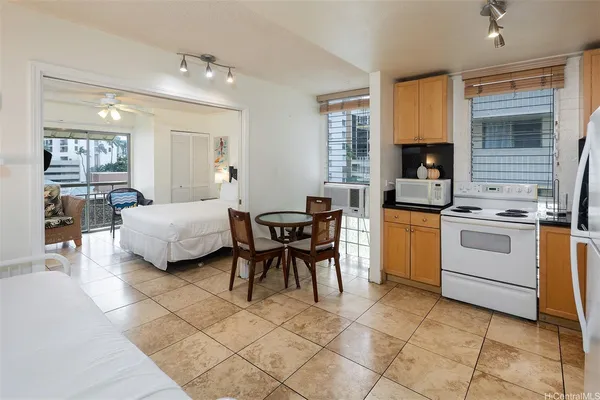 $2,000 | 240 Liliʻuokalani Avenue, Unit 402, Honolulu, HI 96815