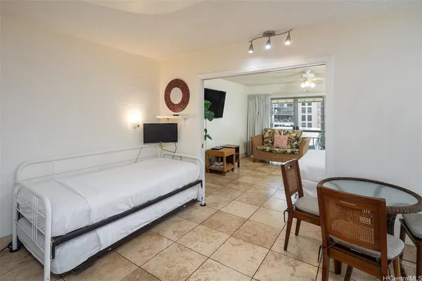 $2,000 | 240 Liliʻuokalani Avenue, Unit 402, Honolulu, HI 96815