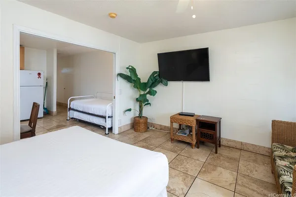 $2,000 | 240 Liliʻuokalani Avenue, Unit 402, Honolulu, HI 96815