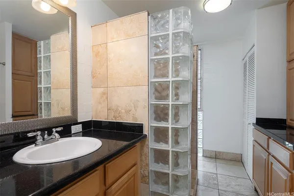 $2,000 | 240 Liliʻuokalani Avenue, Unit 402, Honolulu, HI 96815